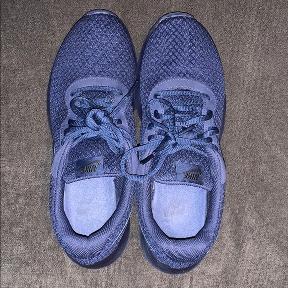 nike navy tennis shoes